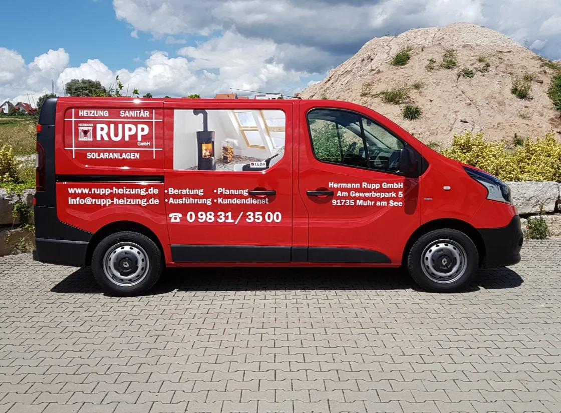Fahrzeugbeschriftung eines Transporters