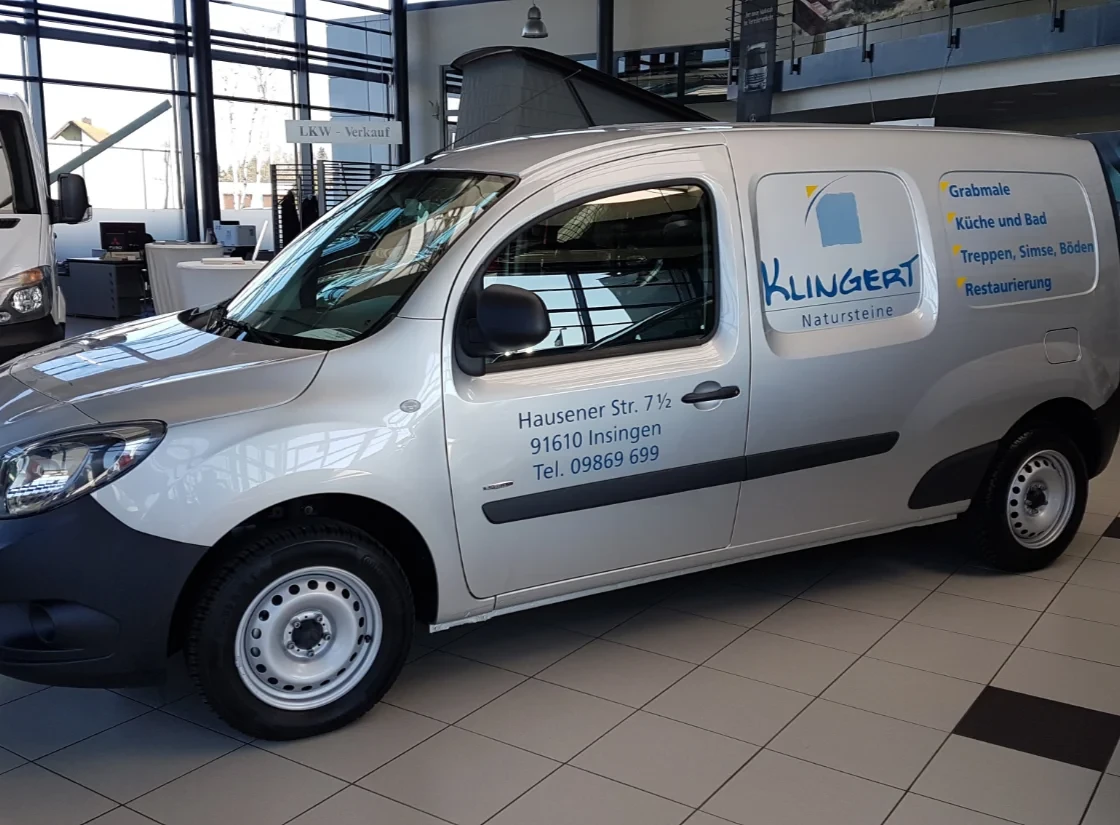 Natursteintransporter mit auffälliger Beschriftung