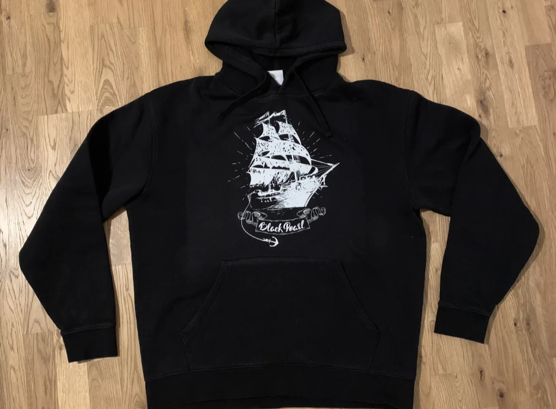 Hoodie im DTF-Druckverfahren mit Black-Pearl-Grafik bedruckt